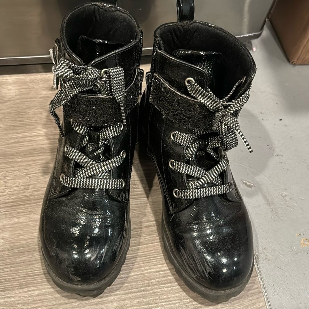 Girl black stone boots